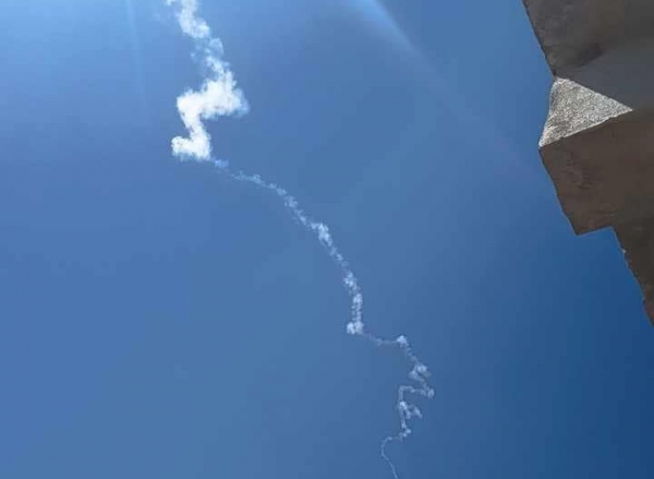 المليشيا تطلق صاروخاً باليستيا من موقع عسكري بإب وبريطانيا تعترف بوقوع حادثة في الحديدة