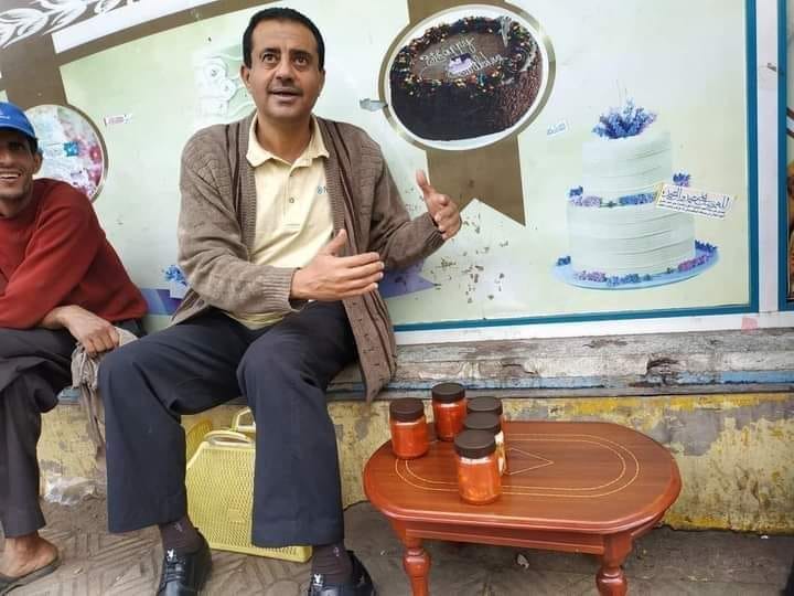 قصة كفاح :   مدير مالية في هيئة الاستثمار يبيع " مخلل العُشار" في شوارع صنعاء