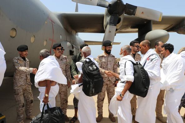 وزير الأوقاف يشيد بدور السعودية في تسيير رحلة جوية لنقل الحجاج اليمنيين من جزيرة سقطرى