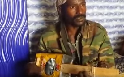 فنان شهير يطلق هدية لشخص ظهر في مقطع فيديو يعزف على صفيحة
