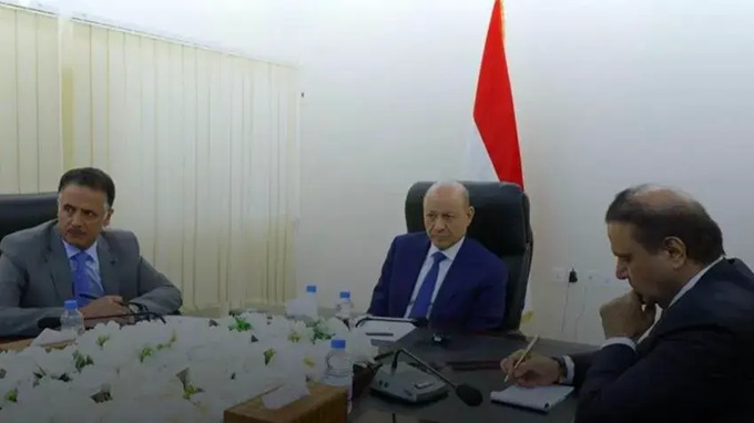 العليمي يلوّح بالاستقالة إذا استمر تعطيل مجلس القيادة ويرفض رفع سعر الدولار الجمركي (تلفزيون)
