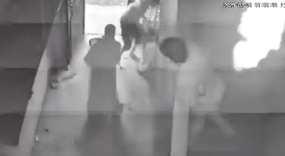 اعتداء مروع على طبيبة نازحة من تعز على يد أسرة قيادي حوثي بمحافظة إب تثير غضبًا واسعًا - [فيديو]