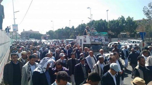 تظاهرة غاضبة في إب تندد بمقتل شاب برصاص خو..ثية تطالب برحيل المليشيات