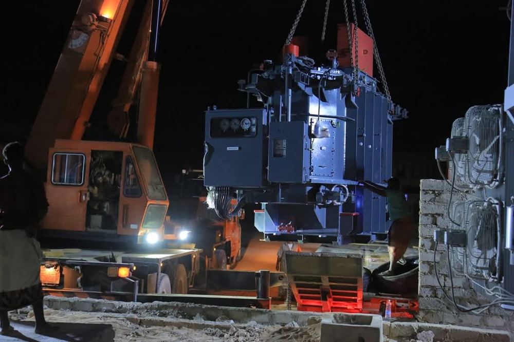 وصول محولات جديدة لرفع قدرات محطات التحويل في كهرباء وادي حضرموت