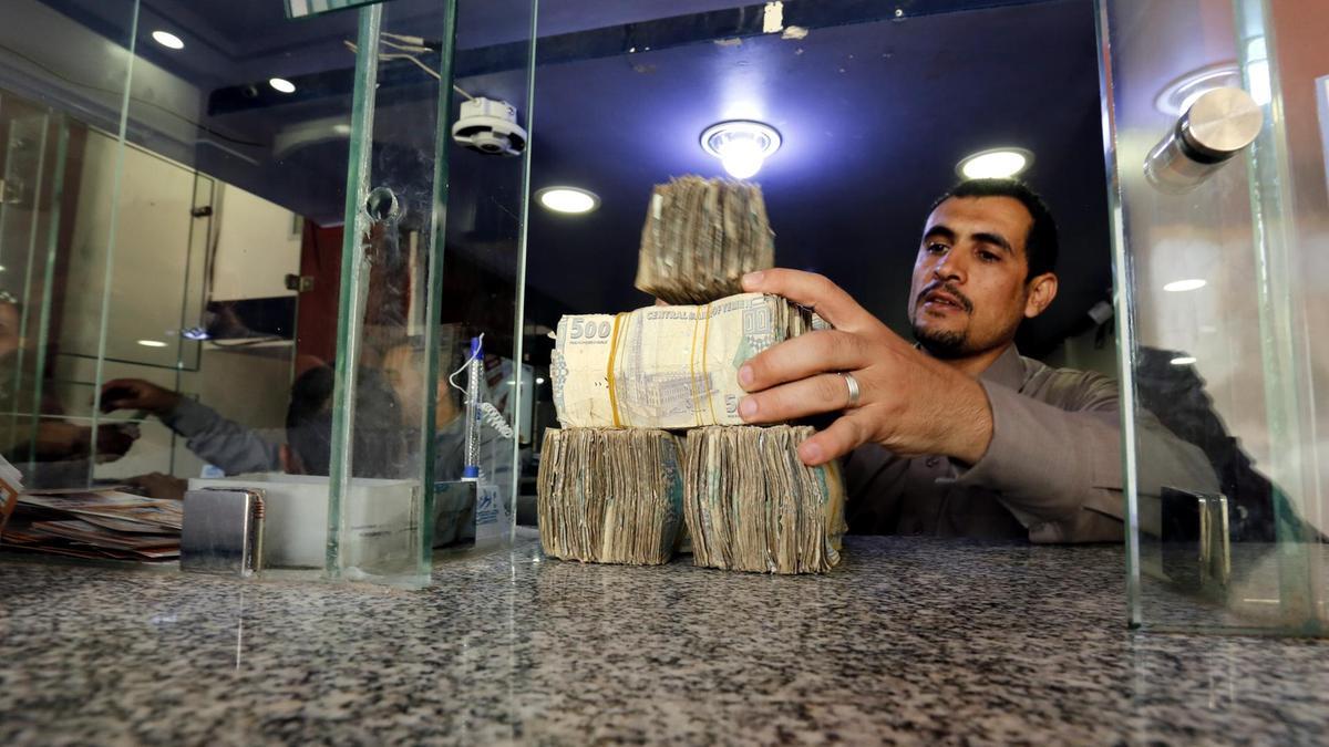 تراجع مخيف للريال اليمني مساء اليوم وعمولة التحويل تصل إلى 59% 
