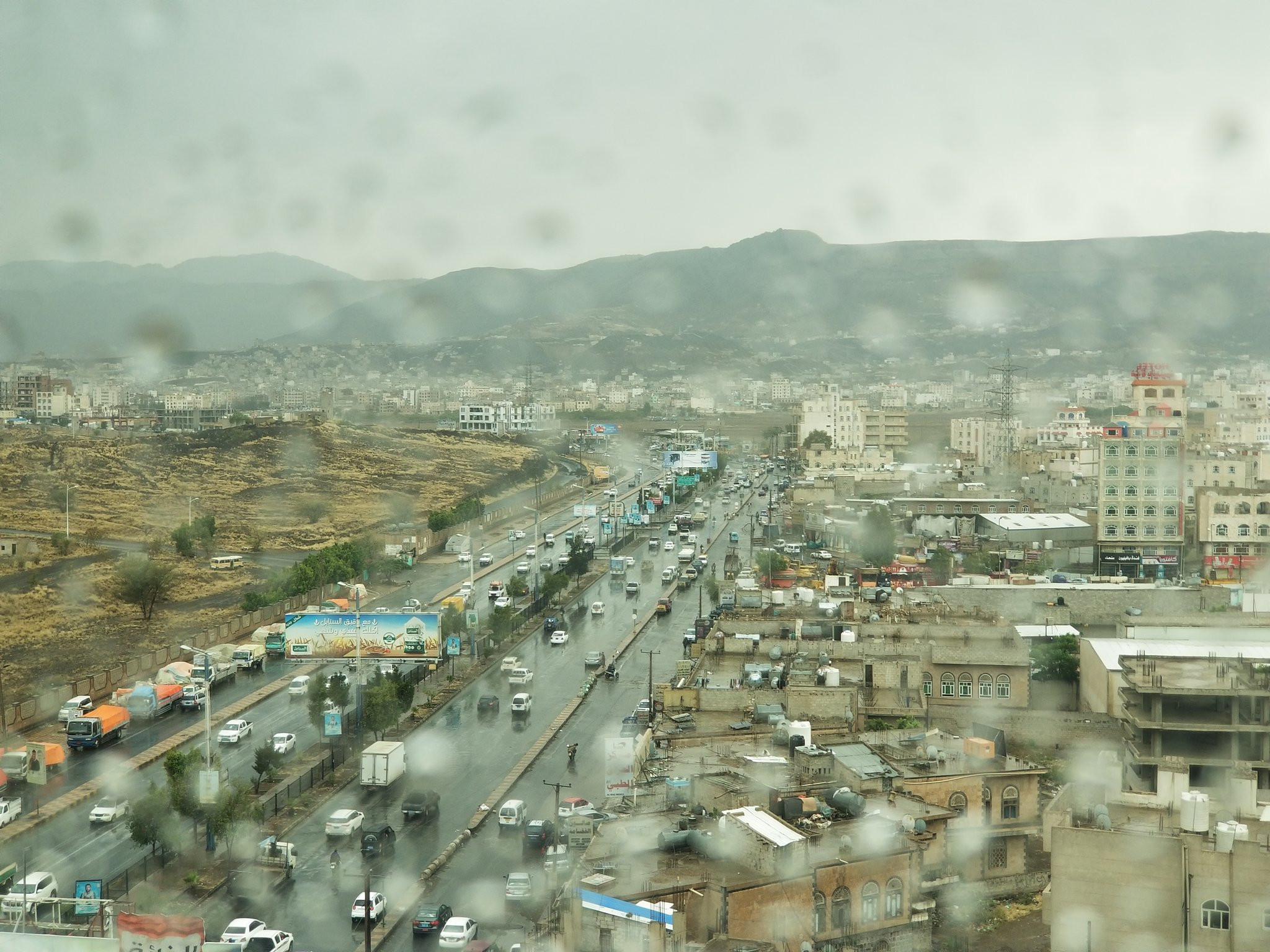 تساقط الامطار الغزيرة في العاصمة صنعاء.. وتحذيرات للمواطنين!