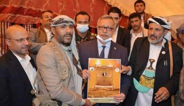 الحوثيون يكرمون قياديا في تنظيم القاعدة