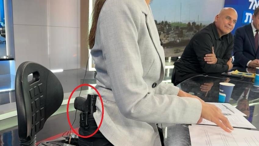مذيعة إسرائيلية تظهر بمسدس على خصرها داخل الأستديو