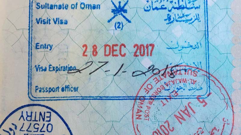 مصادر تنفي إيقاف مسقط لتأشيرات العبور أمام اليمنيين