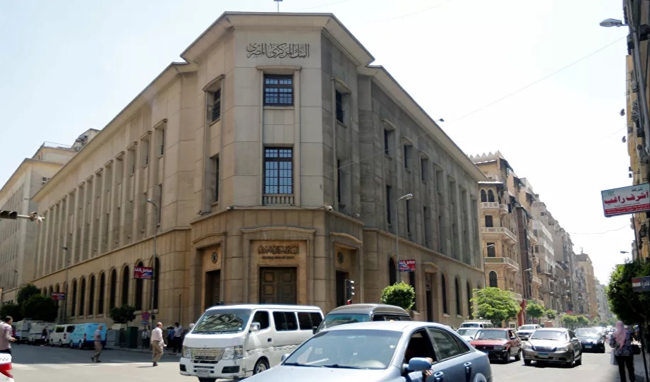 مصر تحسم الجدل بشأن وقف التعامل ببعض العملات الورقية