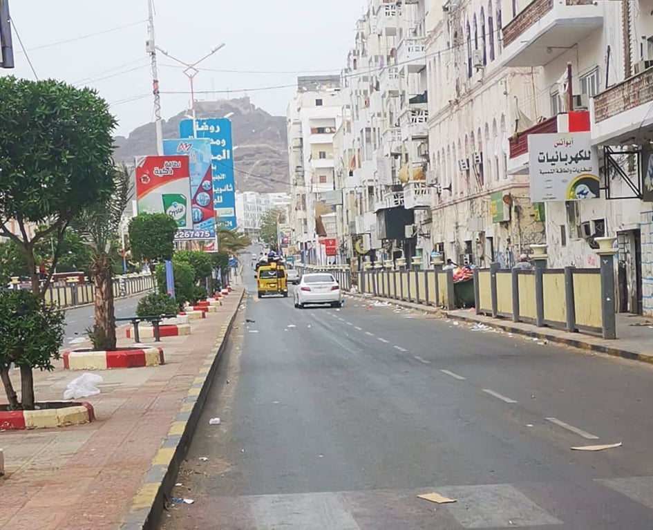 عقب يوم دام.. عودة الحياة تدريجيا الى شوارع وأحياء مديرية كريتر بعدن