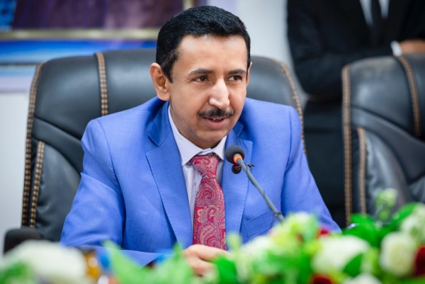 محافظ شبوة يحيل 9 مسؤولين للتحقيق ويوجه بمنعهم من السفر