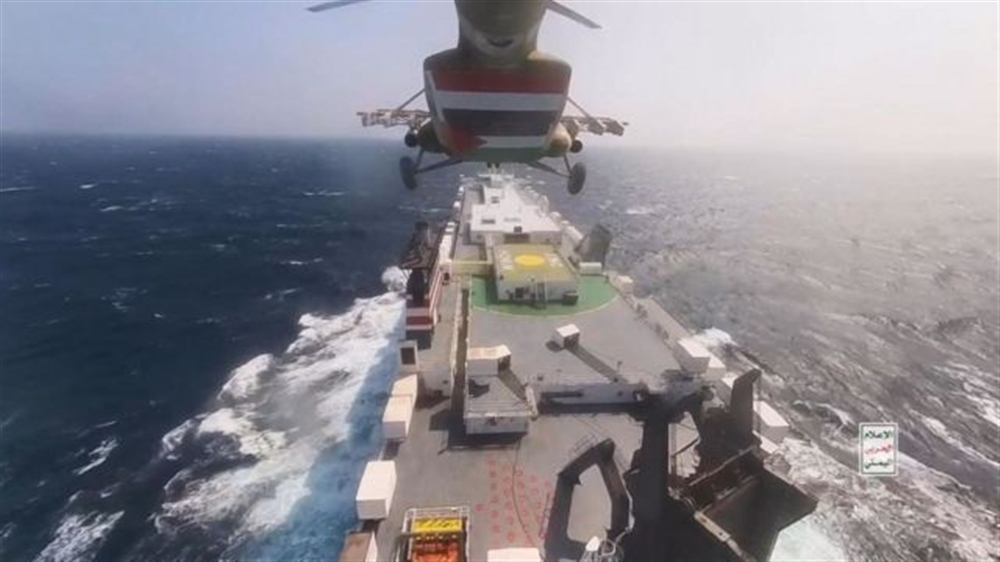 مجلس القيادة الرئاسي يحمل مليشيا إيران مسؤولية تداعيات استهداف السفن ويحذر من جر اليمن إلى حرب دولية