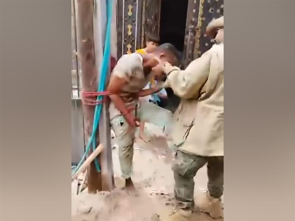 اعتداء وحشي على شاب بعد تكبيله وربطه على عمود كهرباء في عدن (فيديو)
