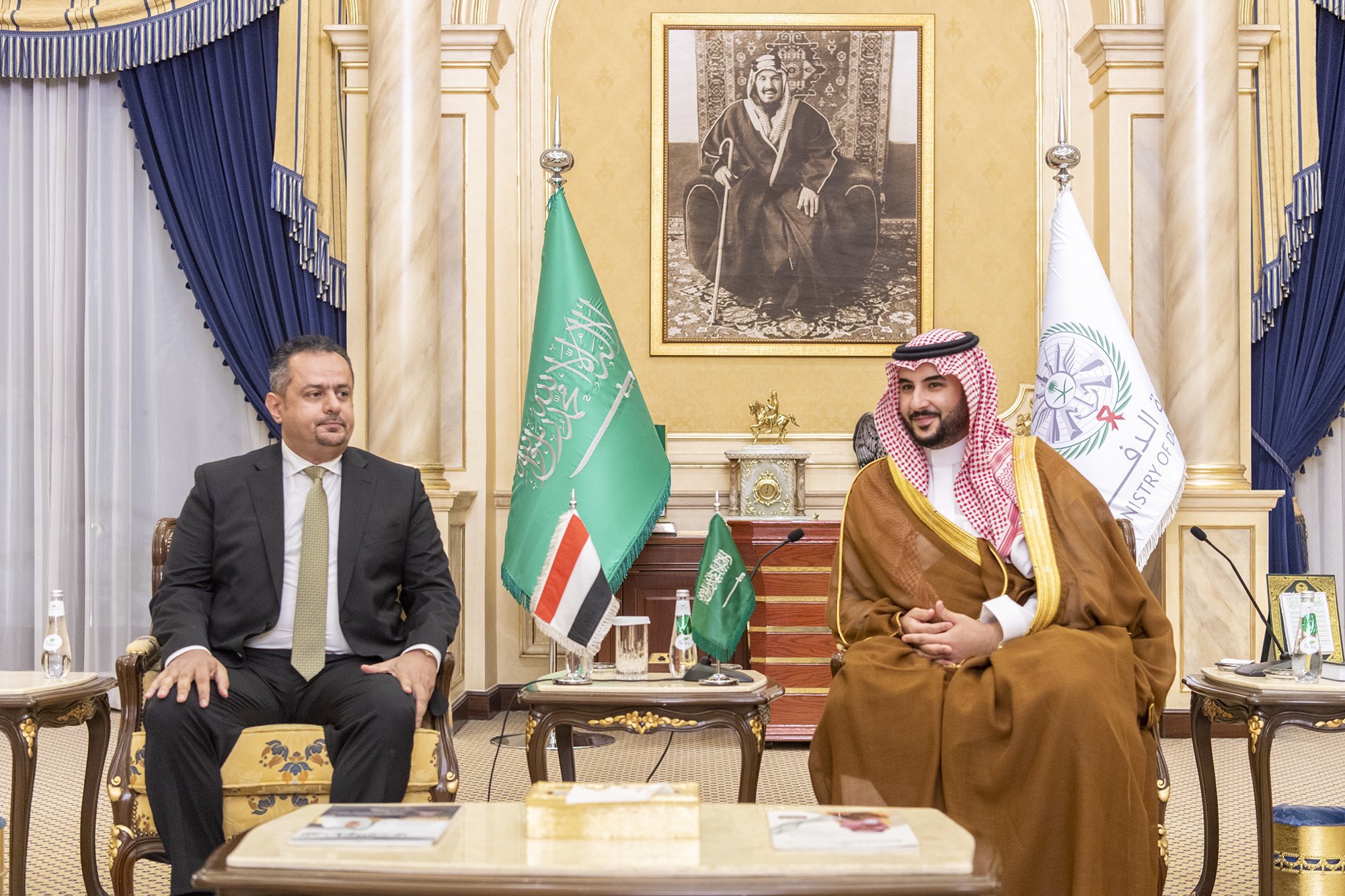  نائب وزير الدفاع السعودي يلتقي رئيس ووزراء الحكومة اليمنية