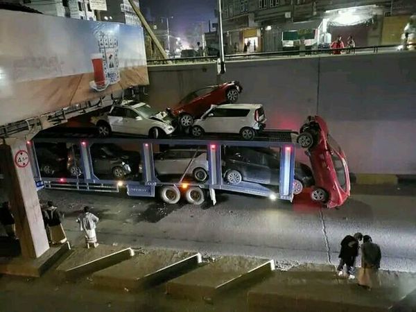 بالصور .. خسائر بعشرات الملايين لحادث غريب بصنعاء تدمرت بسببه عدد من السيارات