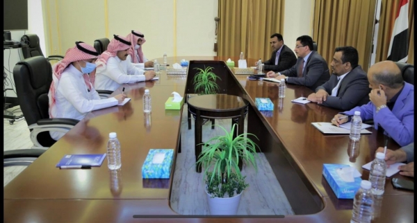 السفير آل جابر يلتقي وزير الخارجية اليمنية بشأن اتفاق الرياض
