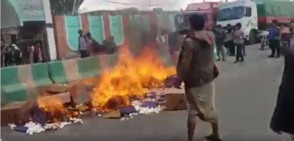بعد منع توزيعه إلى مناطق الشرعية ( فيديو) : صنعاء.. احتجاج لموردي البيض وملاك مزارع الدواجن