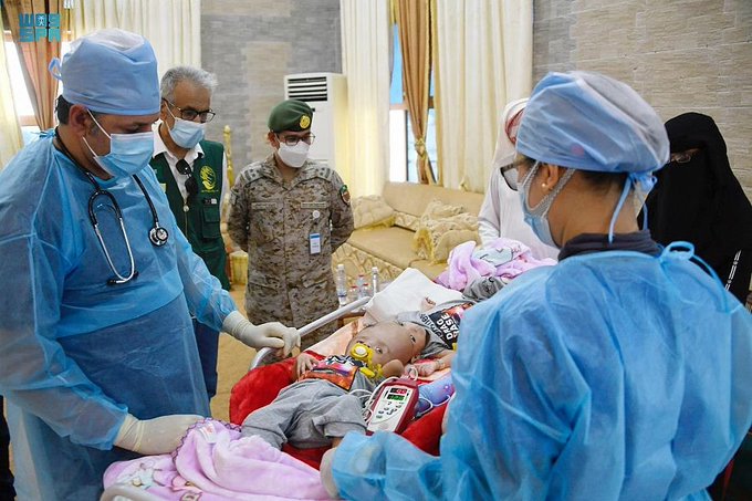 وصول التوأم السيامي اليمني إلى قاعدة الملك سلمان الجوية في الرياض