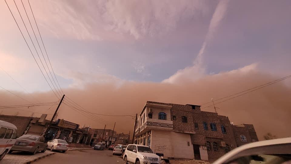 شاهد موجة غبار مرعبة تجتاح محافظة يمنية وتثير حالة من الهلع بين المواطنين 