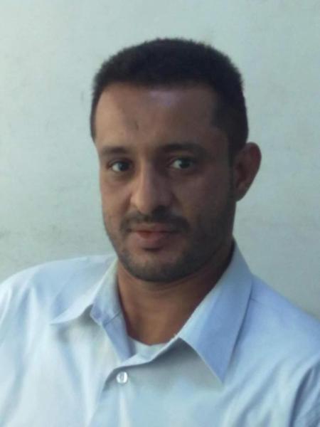 شاهد.. وفاة شاب يمني وشقيق فنان شهير اثناء صلاة العصر