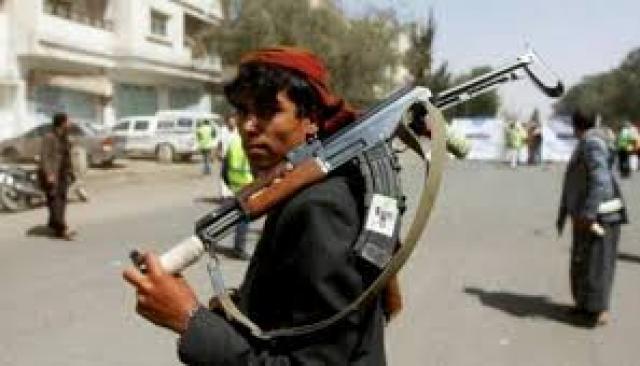 مسلح حوثي يقتل سائق تاكسي زاحمه في أحد شوارع صنعاء ورجل مرور