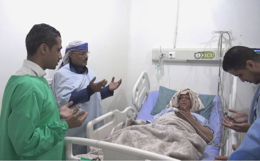 أول صورة للقعود بعد نقله لأحد مشافي صنعاء