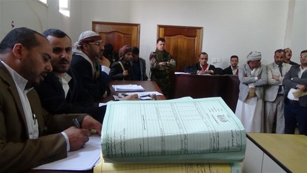الحوثيون يبدأون محاكمة جماعية لأكثر من 200 شخص