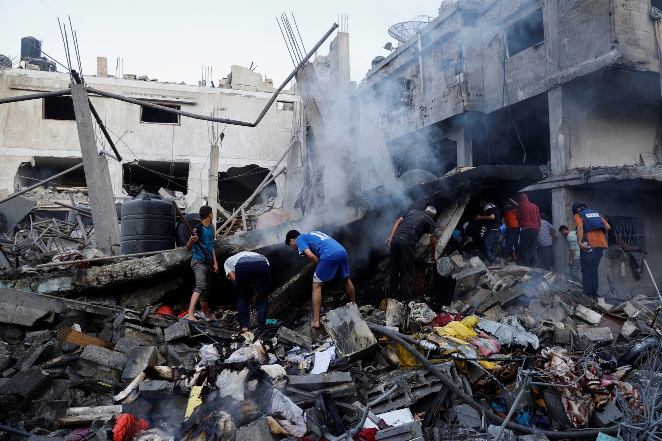 18 شهيدا في قصف إسرائيلي لحي "المنارة" بمدينة خانيونس جنوبي غزة