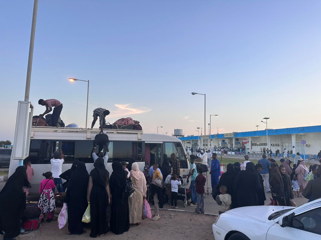 انطلاق رحلة واسعة لإجلاء عشرات اليمنيين من السودان 