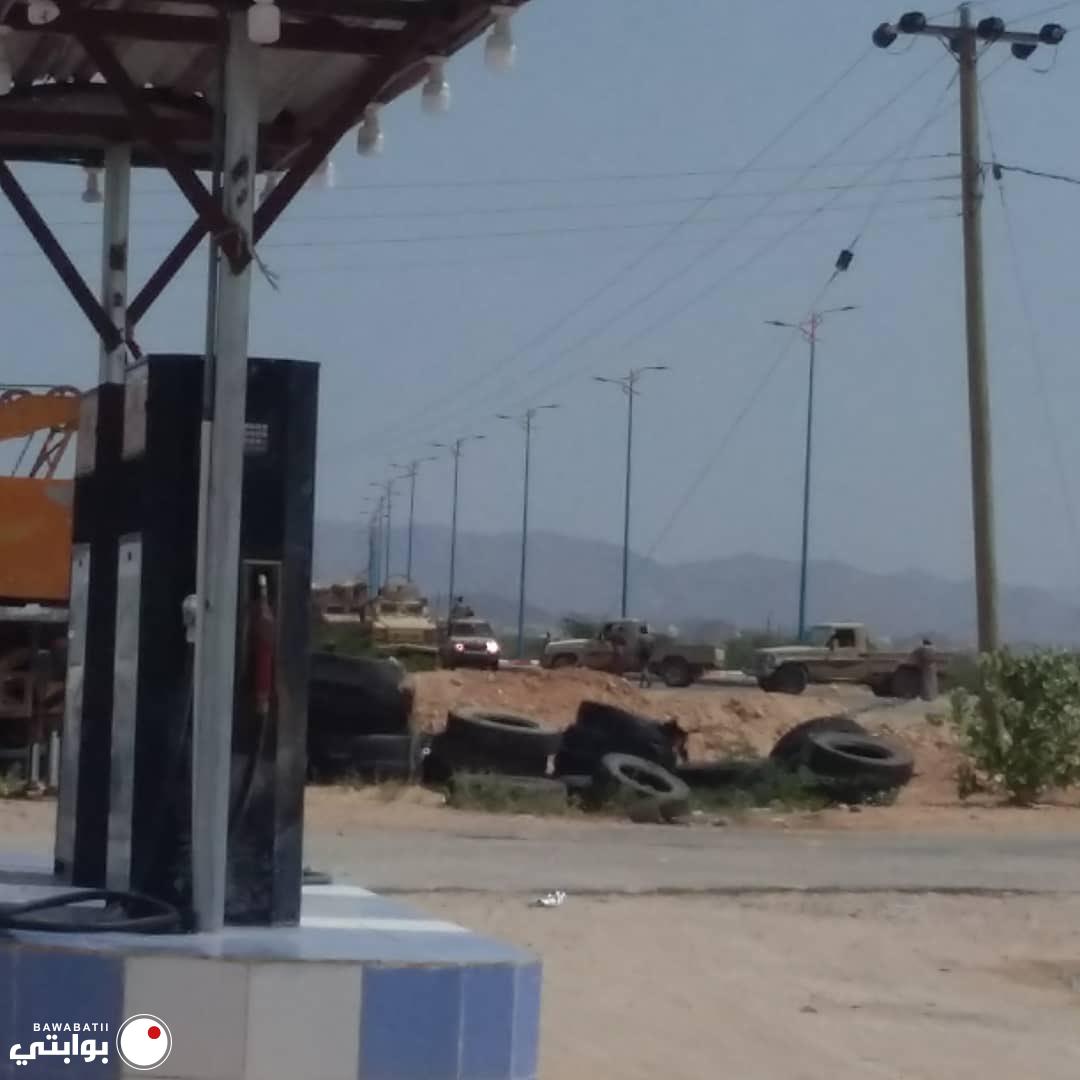  تحليق بعلو منخفض للطيران الحربي الإماراتي في سماء مدينة عتق