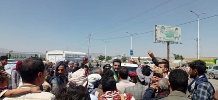 مليشيا إيران تهاجم متظاهرين في صنعاء وتفضها بالقوة.. هل بدأت الانتفاضة؟ 
