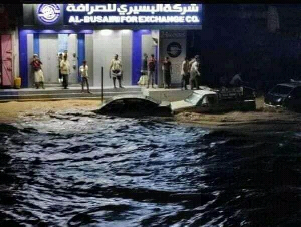 شاهين يصل المكلا.. امطار متواصلة وفيضانات تغرق الشوارع