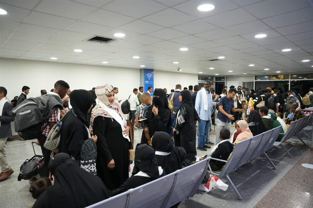 وصول 200 من العالقين اليمنيين في السودان إلى مطار عدن