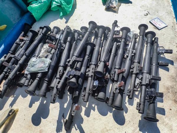 ضبط شحنة أسلحة وذخائر أثناء محاولة تهريبها عبر سواحل شبوة إلى الصومال