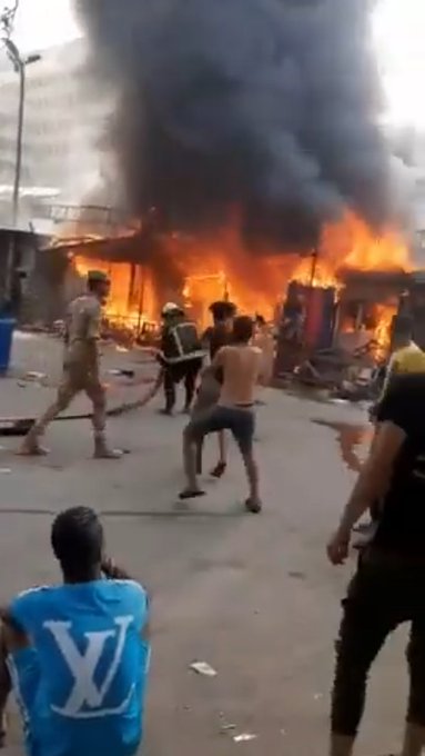 بالصور والفيديو..حريق هائل يندلع في أحد الأسواق الشعبية ويلتهم عددا من المحلات