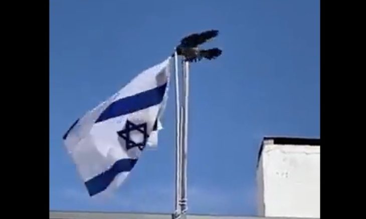 بعد ان اسقط الغراب علمهم .. إسرائيلي يحذر قومه من اقتراب حدوث شيء مرعب.. فيديو