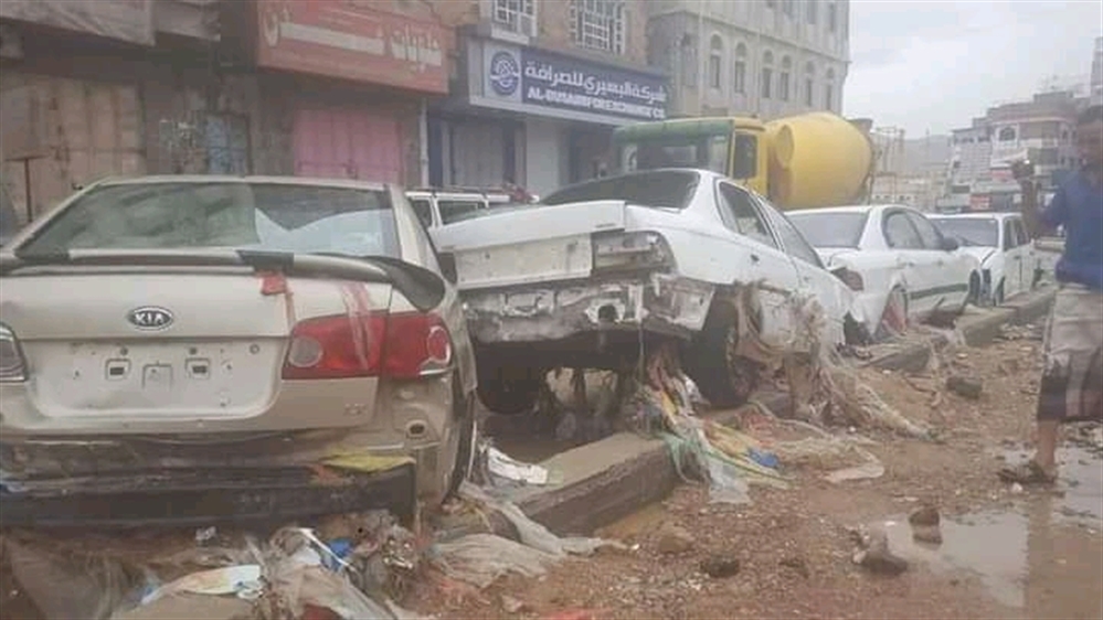 حضرموت.. السيول تجرف عشرات السيارات في المكلا وتلحق أضرارا مادية باهظة