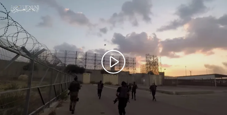 شاهد بالفيديو.. كتائب القسام تقتحم معبر إيرز وتقتل وتأسر جنودا للاحتلال