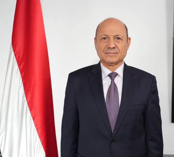 في أول عمل له.. العليمي يجري اتصالًا بمسؤول حكومي