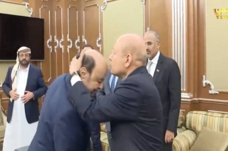 نجل رئيس المجلس الرئاسي في اليمن يصدر توضيحا