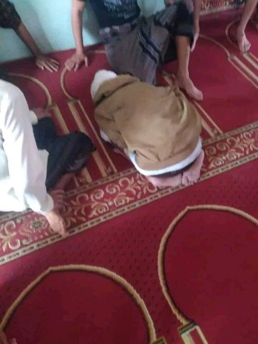 مسن يمني يتوفى أثناء قراءة آية في القرآن سجد فيها ولم ينهض بعدها "شاهد"