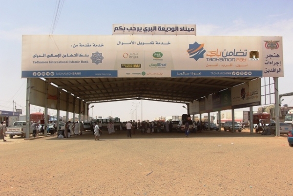 الحكومة توجه بمنع المواطنين اليمنيين منعا باتاً من السفر بسياراتهم الخاصة إلى السعودية 