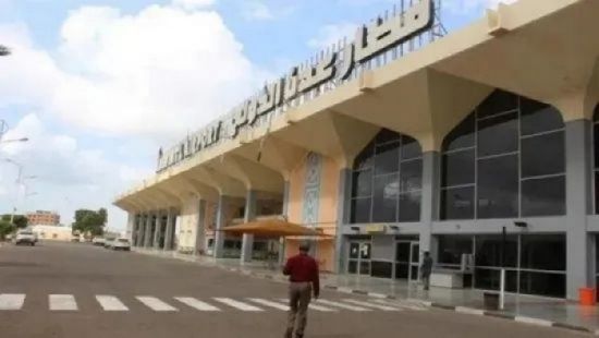 وصول الدفعة الأولى من المواطنين اليمنيين العالقين في السودان إلى مطار عدن الدولي
