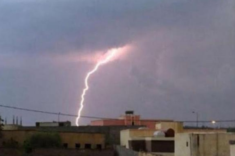 خلفت اضرار مادية.. الصواعق الرعدية تضرب عدد من المنازل في مدينة تعز