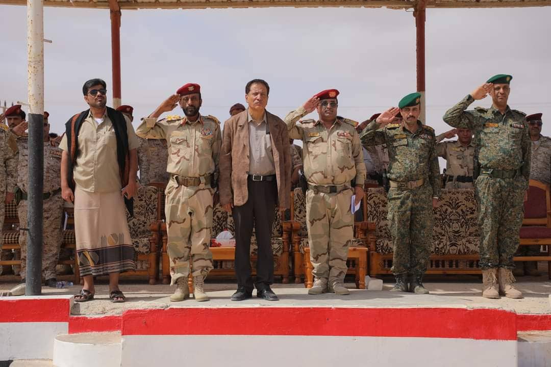 محافظ المهرة يشهد عرضا عسكريا ويقول إن الوحدة خط أحمر
