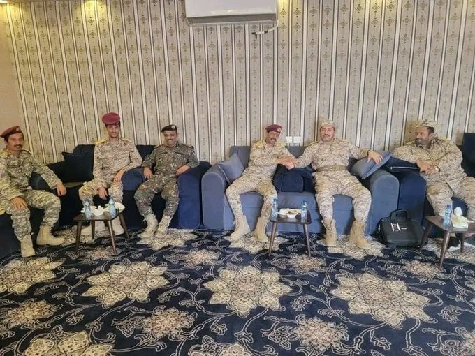 بينهم لعكب.. العليمي يلتقي قيادات عسكرية وأمنية من شبوة