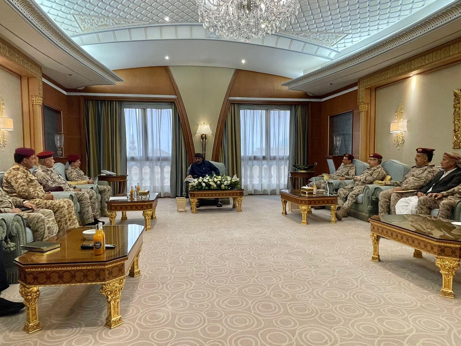  الزُبيدي يلتقي مسؤولين في وزارة الدفاع