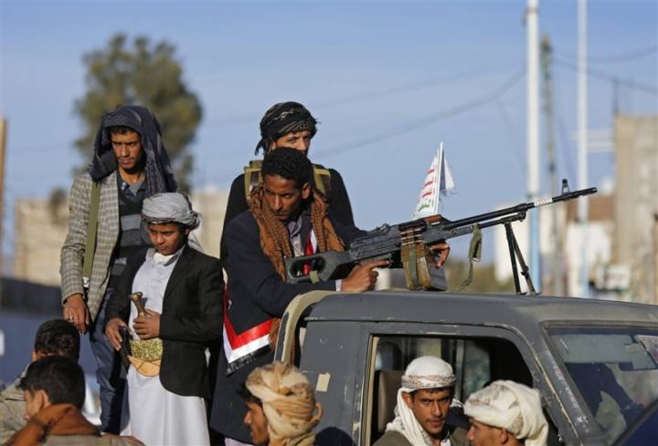 خبراء يحذرون من تفخيخ الحوثي عقول طلاب اليمن