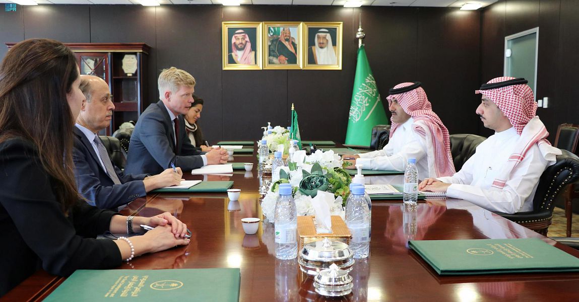 السفير آل جابر يلتقي بالمبعوث الأممي إلى اليمن